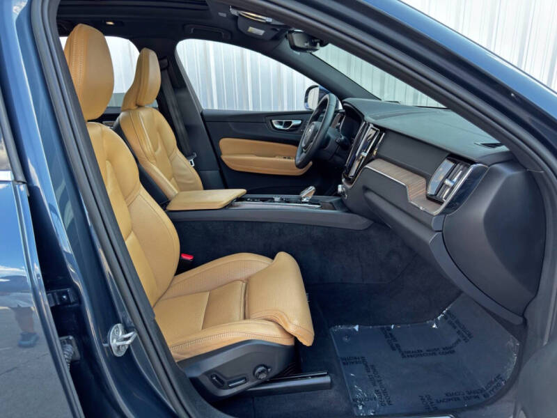 2023 Volvo XC60 B5 Ultimate Bright Theme