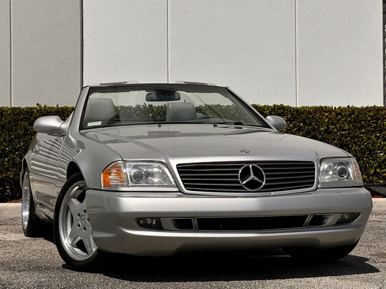 2000 Mercedes-Benz SL-Class  - $15,900