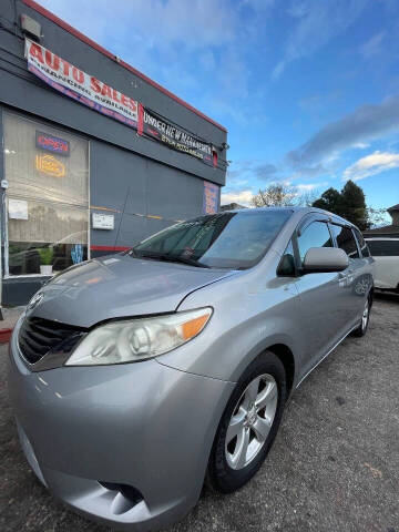 2011 Toyota Sienna LE 7-Passenger Auto Access Seat