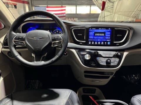 2017 Chrysler Pacifica Touring-L