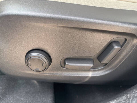 2024 Volvo XC40 B5 Plus Bright Theme