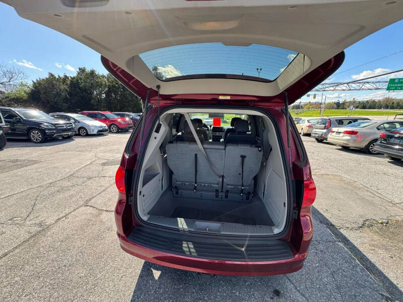 2011 Volkswagen Routan SE photo 14