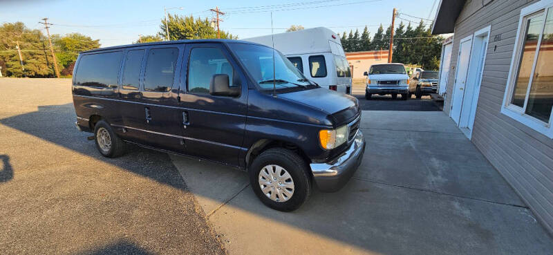 2004 Ford Econoline Wagon XLT's photo