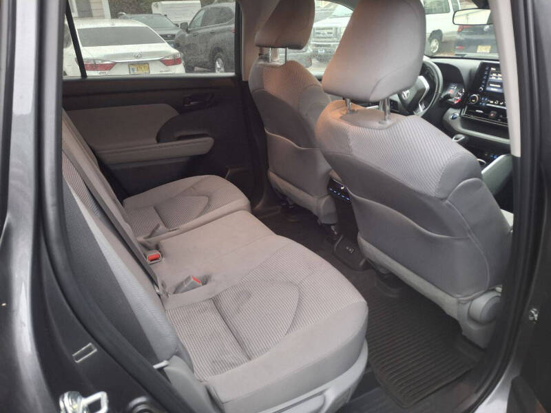 2022 Toyota Highlander LE