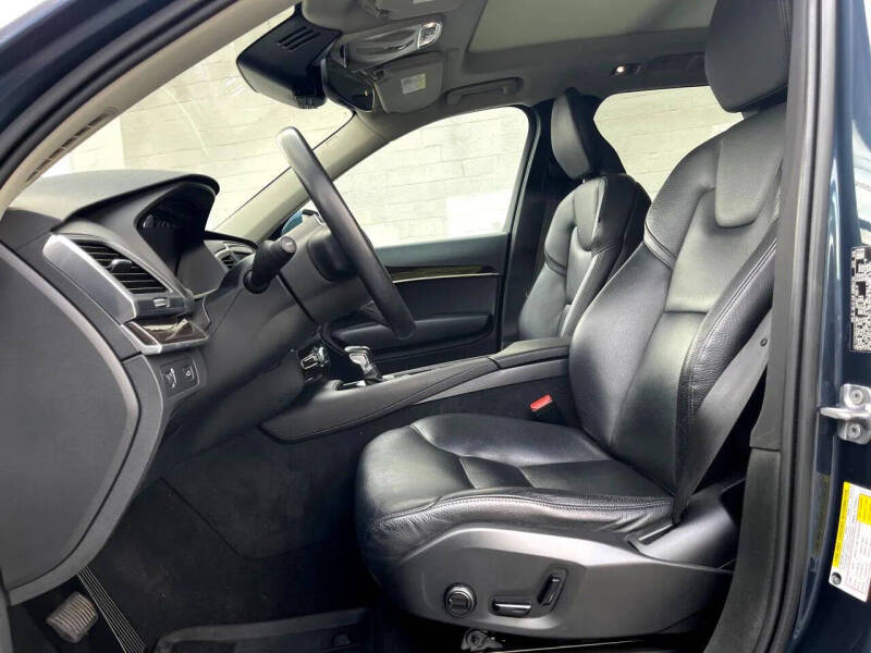 2019 Volvo XC90 T6 Momentum