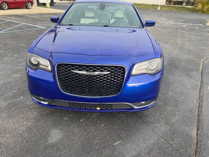 2018 Chrysler 300 for sale at Davco Auto in Fort Wayne IN