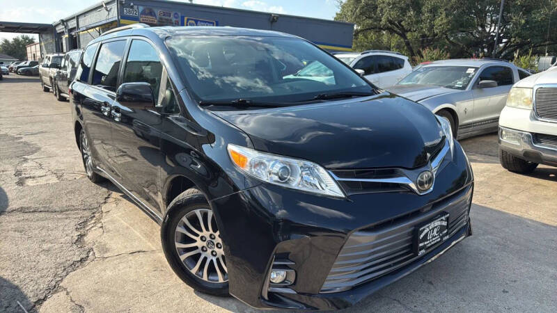2019 Toyota Sienna XLE's photo