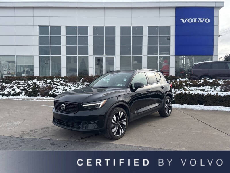 2025 Volvo XC40 B5 Plus Dark Theme
