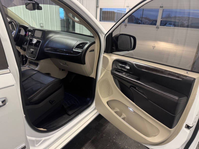 2015 Chrysler Town and Country Touring-L