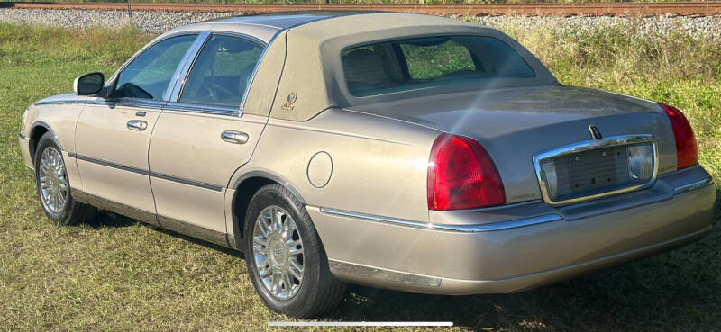 2003 Lincoln Town Car Executive photo 6