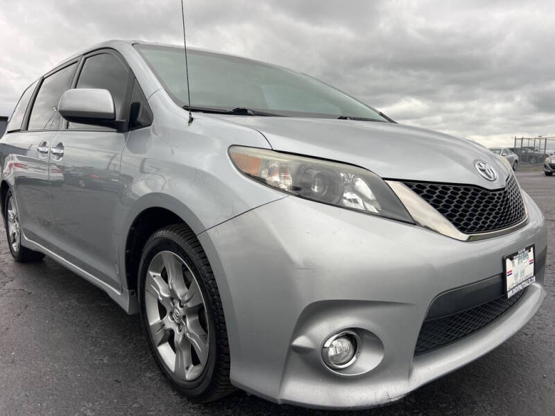 2013 Toyota Sienna SE 8-Passenger