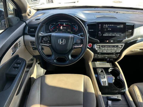 2022 Honda Pilot Touring w/Rear Captain's Chairs