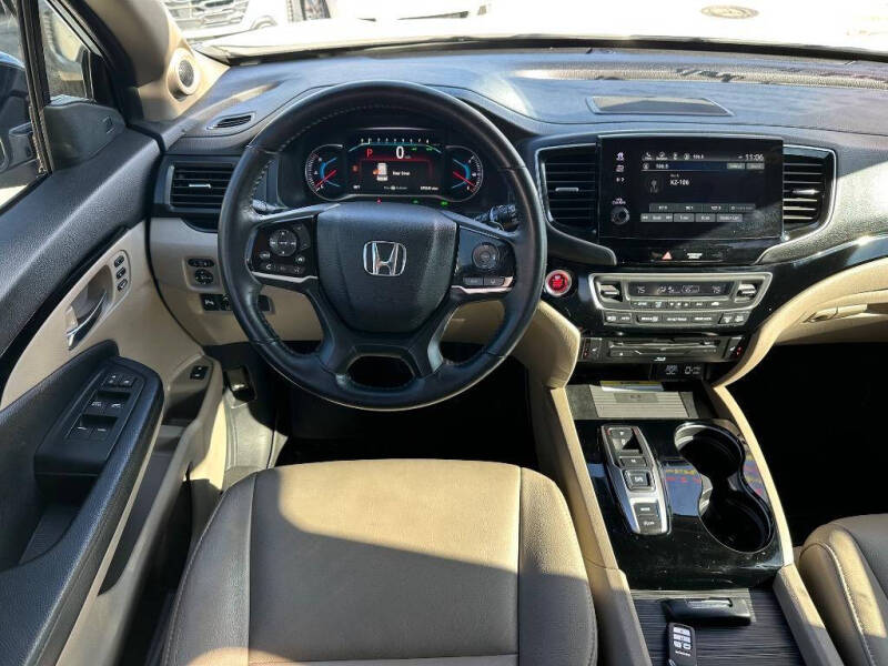 2022 Honda Pilot Touring w/Rear Captain's Chairs