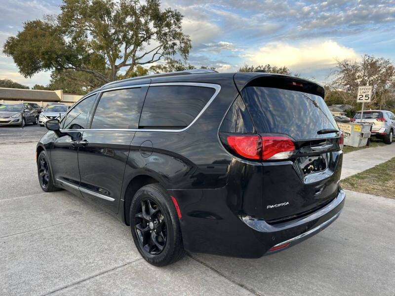 2020 Chrysler Pacifica Limited's photo
