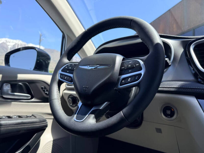 2024 Chrysler Pacifica Plug-In Hybrid Select