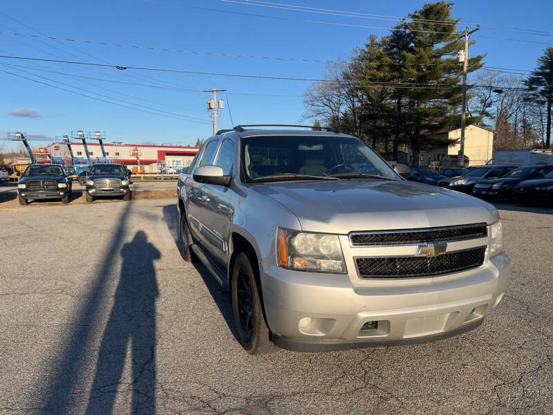 2011 Chevrolet Avalanche LS photo 2