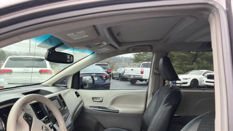 2012 Toyota Sienna SE 8-Passenger