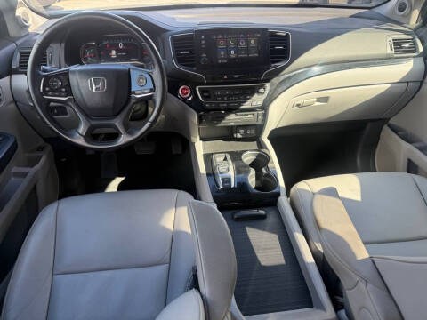 2021 Honda Pilot Touring w/Rear Captain's Chairs