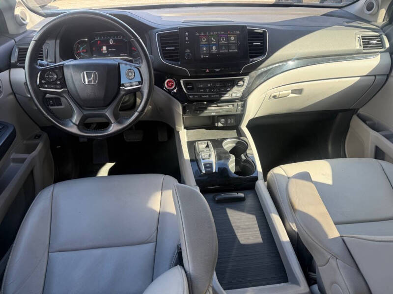 2021 Honda Pilot Touring w/Rear Captain's Chairs