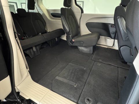2024 Chrysler Voyager LX