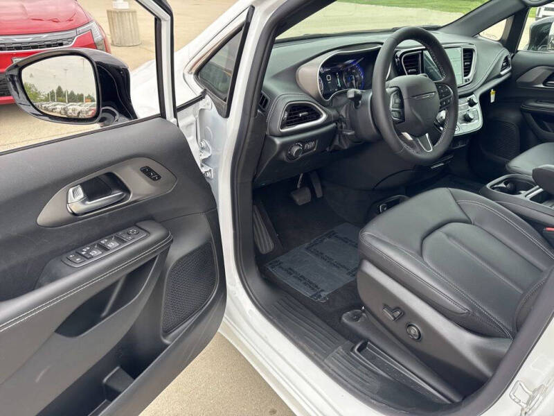 2027 Chrysler Pacifica Select