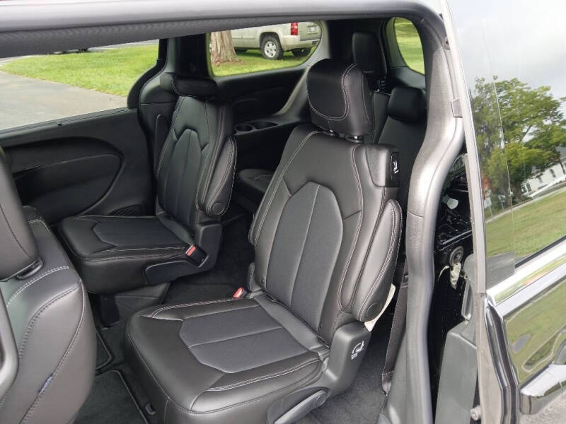 2027 Chrysler Pacifica Select