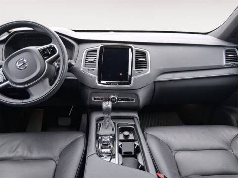 2020 Volvo XC90 T6 Momentum 6-Passenger