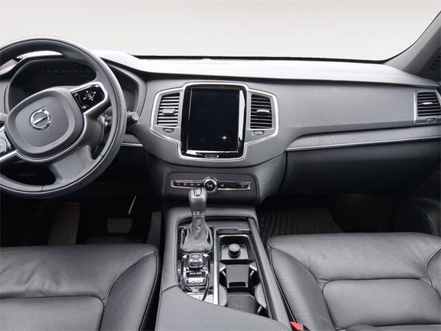 2020 Volvo XC90 T6 Momentum 6-Passenger