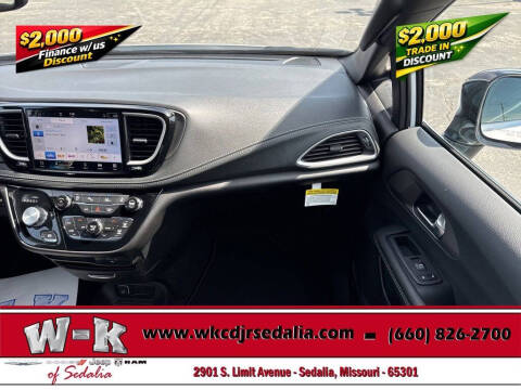 2027 Chrysler Pacifica Select