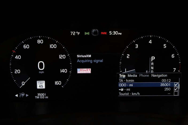 2022 Volvo XC90 T6 Momentum 7-Passenger