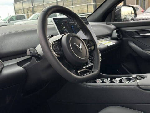 2025 VinFast VF8 Plus