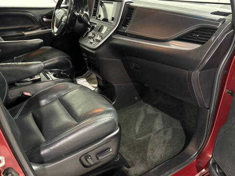 2017 Toyota Sienna SE Premium 8-Passenger