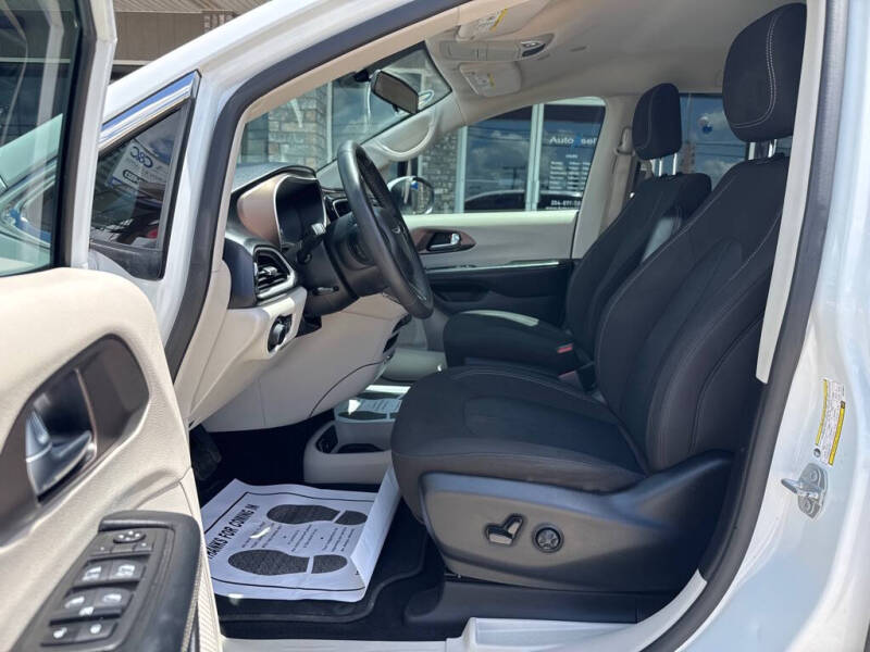 2022 Chrysler Voyager LX