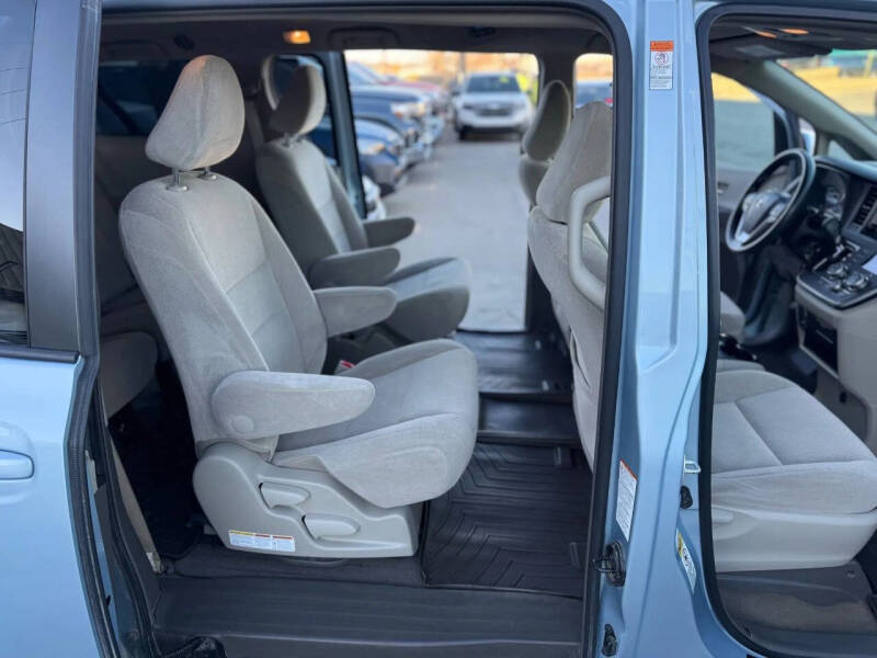 2017 Toyota Sienna LE 7-Passenger