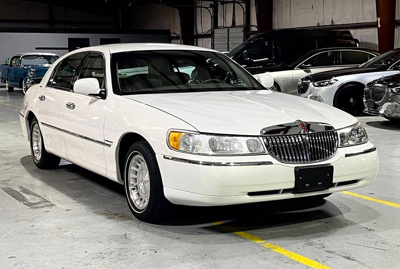 2002 Lincoln Town Car for sale at Carnival Car Company in Victoria, TX