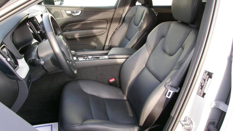 2025 Volvo XC60 B5 Plus Dark Theme