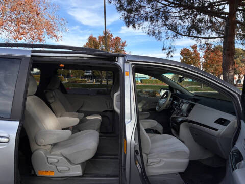 2012 Toyota Sienna LE 7-Passenger Auto Access Seat