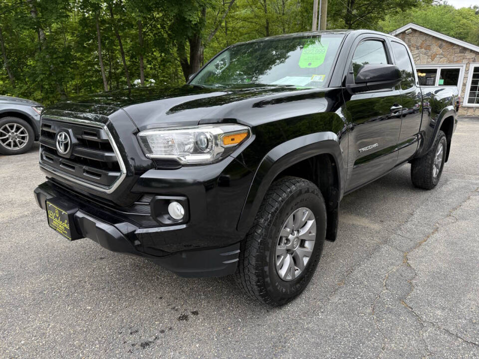 2017 Toyota Tacoma SR5's photo