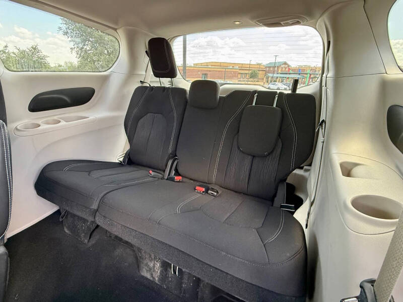 2022 Chrysler Voyager LX