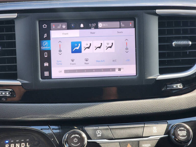 2022 Chrysler Voyager LX