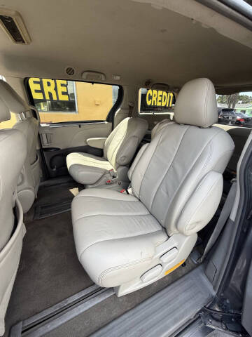 2011 Toyota Sienna LE 7-Passenger Auto Access Seat