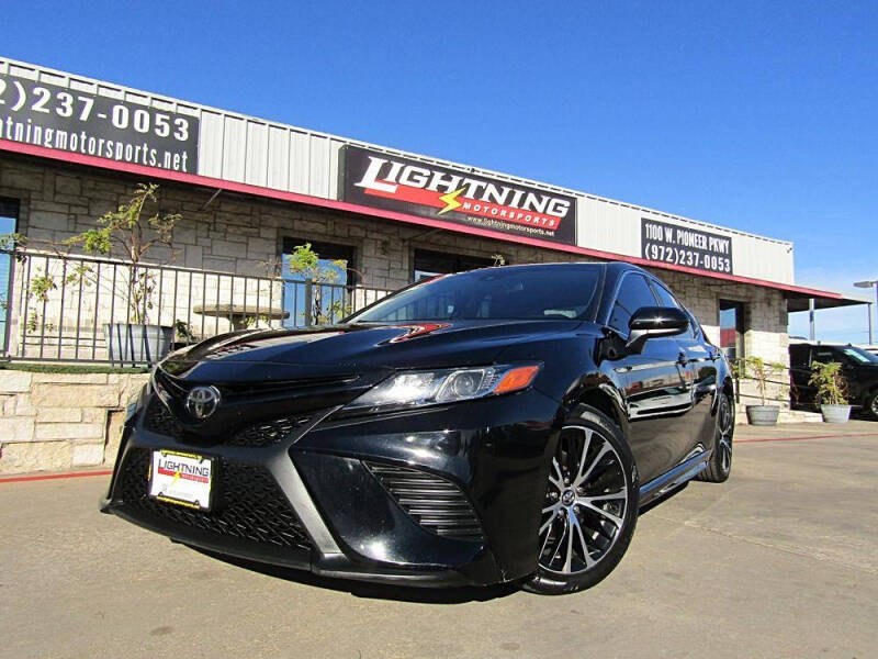 2020 Toyota Camry SE's photo