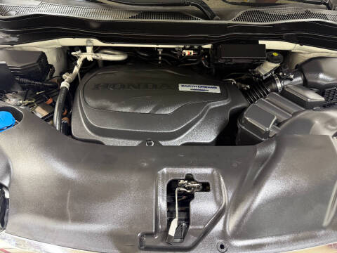 2019 Honda Pilot Touring w/Rear Captain's Chairs