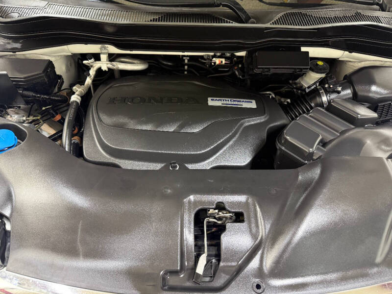 2019 Honda Pilot Touring w/Rear Captain's Chairs