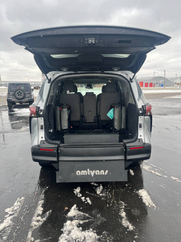 2022 Toyota Sienna LE 8-Passenger