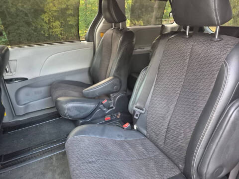 2011 Toyota Sienna SE 8-Passenger