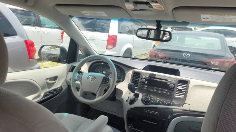 2014 Toyota Sienna LE Mobility 7-Passenger