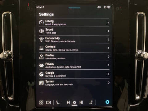2025 Volvo XC40 B5 Plus Dark Theme