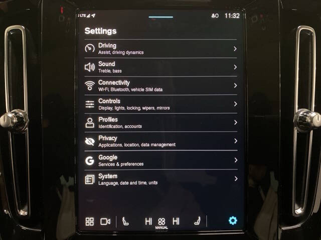 2025 Volvo XC40 B5 Plus Dark Theme