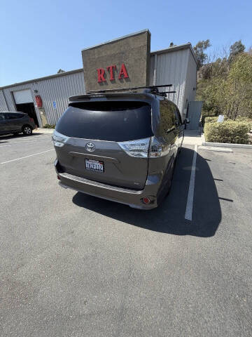 2017 Toyota Sienna SE 8-Passenger
